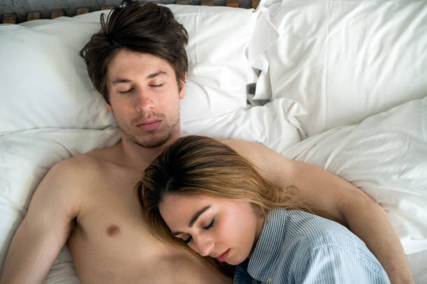 Pareja Durmiendo En Casa Foto de stock y más banco de imágenes de Abrazar - Abrazar, Acogedor, Acostado - iStock Pareja Durmiendo En Casa Foto de stock y más banco de imágenes de Abrazar - Abrazar, Acogedor, Acostado - iStock