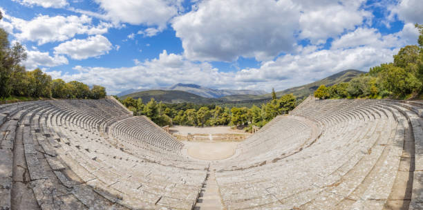 エピダウロスの古代劇場、円形劇場の古い遺跡-アルゴリス/peloponnes、ギリシャ - epidaurus greece epidavros amphitheater ストックフォトと画像