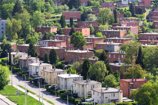 typisch roter backstein-familienhaus bata häuser in zlin, mähren, tschechien, sonniger sommertag, luftblick - zlin stock-fotos und bilder