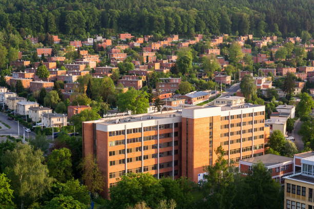 typisch roter backstein-familienhaus bata häuser in zlin, mähren, tschechien, sonniger sommertag, luftblick - zlin stock-fotos und bilder