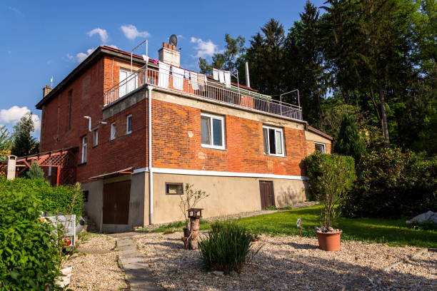 typisch roter backstein-familienhaus bata häuser in zlin, mähren, tschechien, sonniger sommertag, blick auf die straße - zlin stock-fotos und bilder