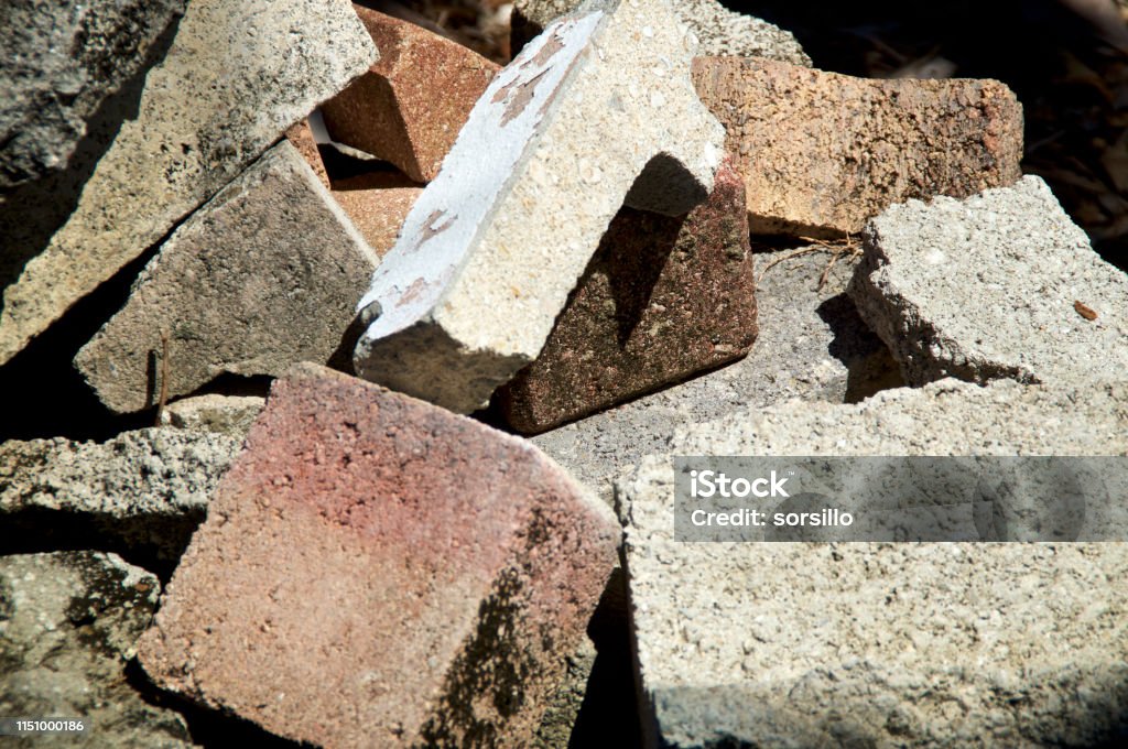 Fermez-vous vers le haut des briques et des pavés de ciment jetés - Photo de A l'abandon libre de droits