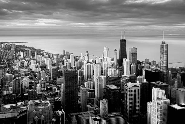 панорамный черно-белый вид на чикаго во время заката - chicago black and white contemporary tower стоковые фото и изображения