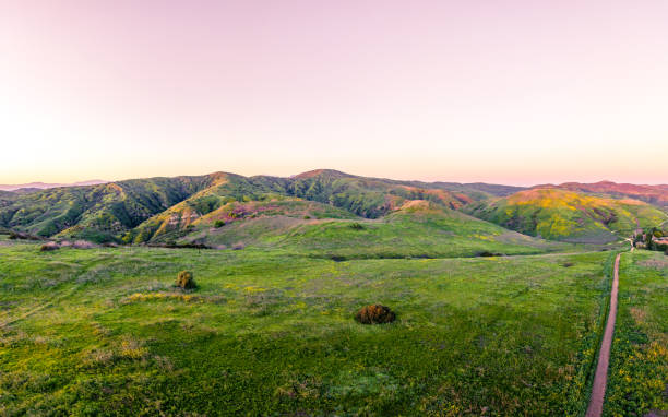 sentieri al tramonto dall'alto - hiking mountain dirt scenics foto e immagini stock