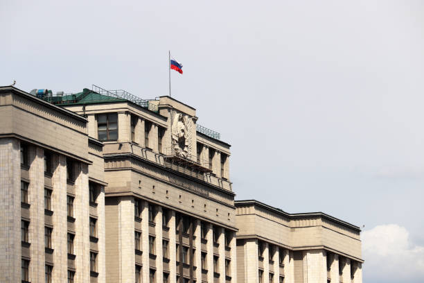 bandera rusa en el edificio del parlamento en moscú sobre el cielo de fondo - hoz y martillo fotografías e imágenes de stock