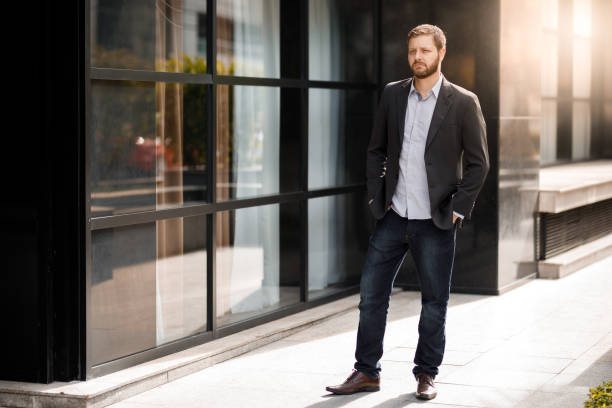 El Hombre Que Usa Vestimenta Casual De Negocios Foto de stock y más banco de imágenes de Hombres - Hombres, Vaqueros - Pantalón, Confianza - iStock El Hombre Que Usa Vestimenta Casual De Negocios Foto de stock y más banco de imágenes de Hombres - Hombres, Vaqueros - Pantalón, Confianza - iStock