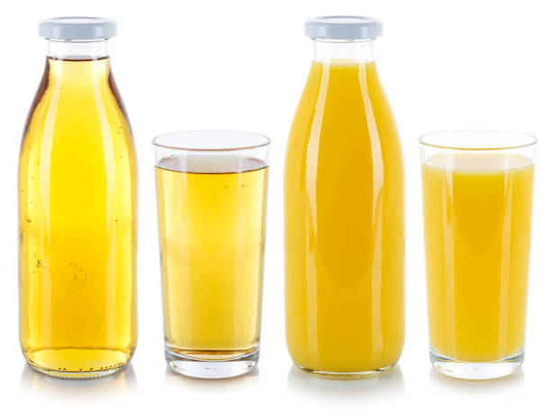オレンジとリンゴジュースはボトルと白に分離されたガラスで飲み物を飲みます - apple juice ストックフォトと画像