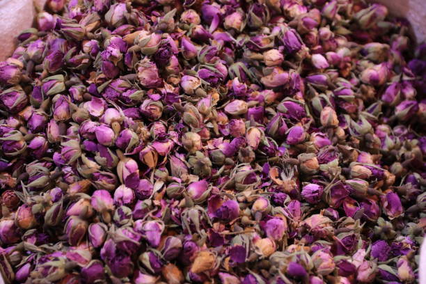 The large bouquet of roses is already withered and dried. It can now be used as a background for still life subjects.