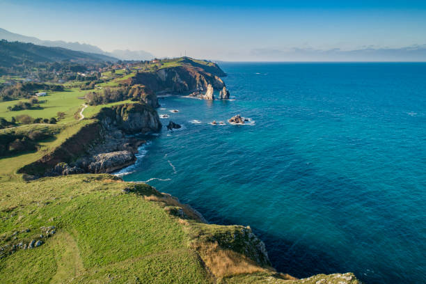 Scogliere di Pendueles nelle Asturie di Llanes Spagna - foto stock