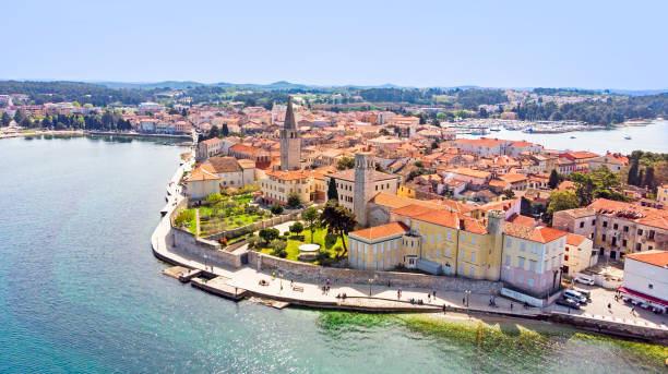 luftaufnahme der altstadt porec mit der euphrasianischen basilika, kroatien - istrien stock-fotos und bilder