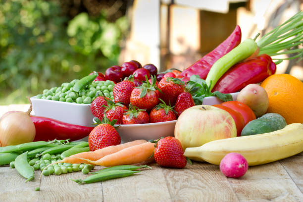 dieta saludable, alimentos saludables-comida vegetariana, frutas orgánicas y vegetales - tazón para frutas fotografías e imágenes de stock