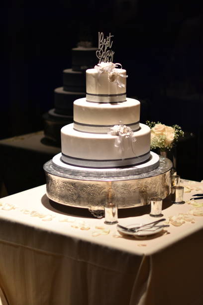 Flowers and Wedding Cake at Night Wedding in Las Vegas steven harrie stock pictures, royalty-free photos & images