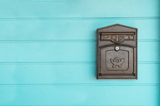 cassetta postale appesa a una parete di legno blu - mailbox mail letter old fashioned foto e immagini stock