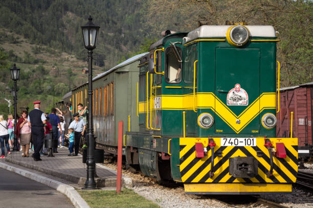 sarganska osmica 観光列車の出発の準備ができてディーゼル列車。8 sargan 同様に呼ばれ、mokra ゴラの山中にある狭軌鉄道である - diesel locomotive ストックフォトと画像