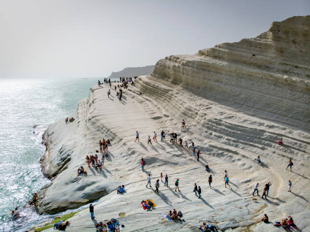 vue aérienne de la falaise scala dei turchi - sicily italy mediterranean sea beach photos et images de collection