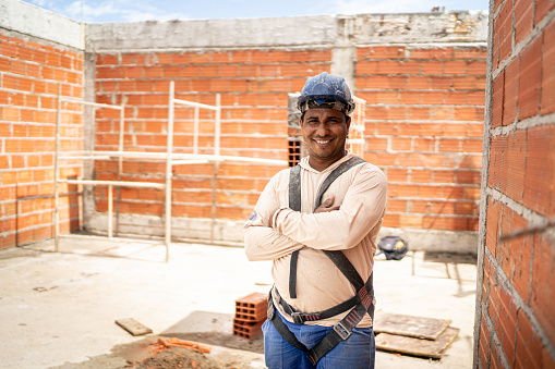 Trabajador de la construcción de pie en un sitio de construcción photo