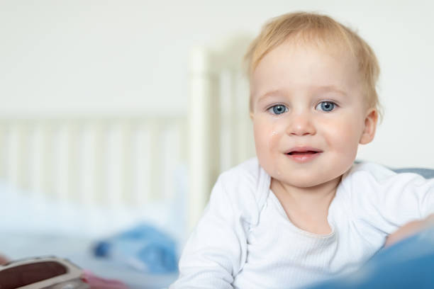 carino ritratto di bambino biondo caucasico che piange a casa durante l'isterica. il bambino si sente triste. piccolo bambino pensile dopo quarell - quarell foto e immagini stock