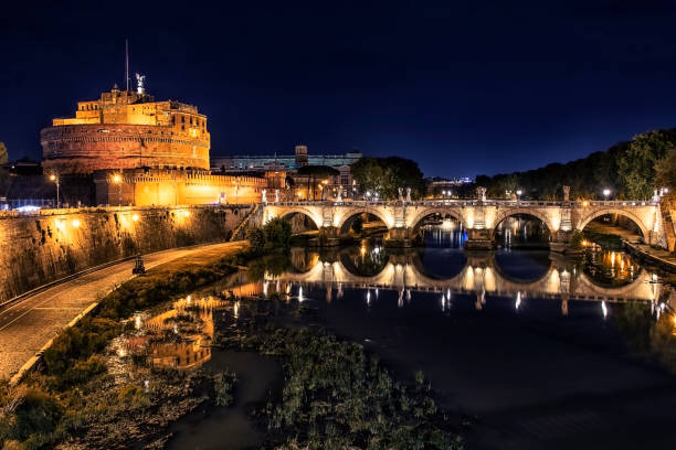 roma paesaggio urbano di notte - rome italy skyline castel santangelo foto e immagini stock