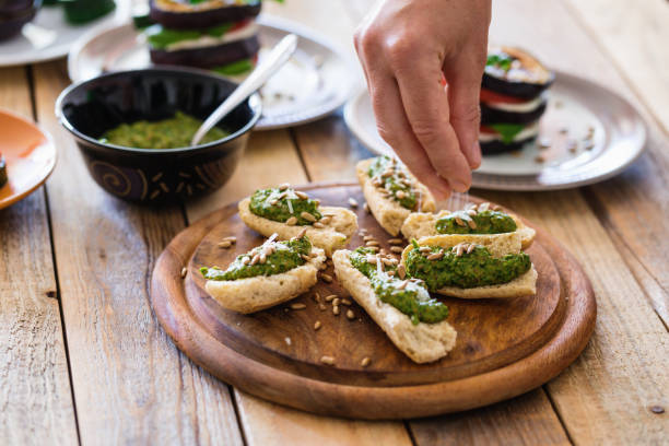 Tosted bread slices with spinach pesto ad sunflower seed