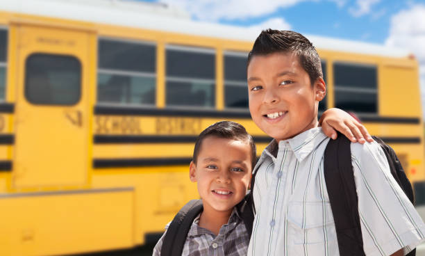 молодые испаноязычные мальчики ходить возле школьного автобуса - thumbs up teenager adolescence group of people стоковые фото и изображения