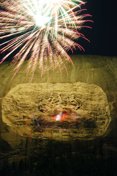 fajerwerki eksplodują nad stone mountain, gruzja - stonewall jackson zdjęcia i obrazy z banku zdjęć