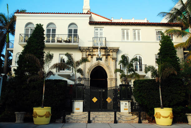 ancienne maison du designer versace - boulevard mansion road grounds photos et images de collection