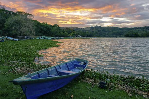 blue fishing boat lago suchitlan sunset sky el salvador - el salvador lake scenics nature imagens e fotografias de stock