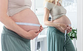 schwangere-frau-misst-ihren-wachsenden-bauch.jpg?b=1&s=170x170&k=20&c=X8FRt1lhkHy39bd0pwAt8Jeev7xPvuyTkgLf2KHG_Zo=