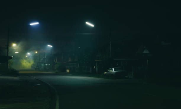 escena nocturna callejera y fondo de humo - callejuela fotografías e imágenes de stock