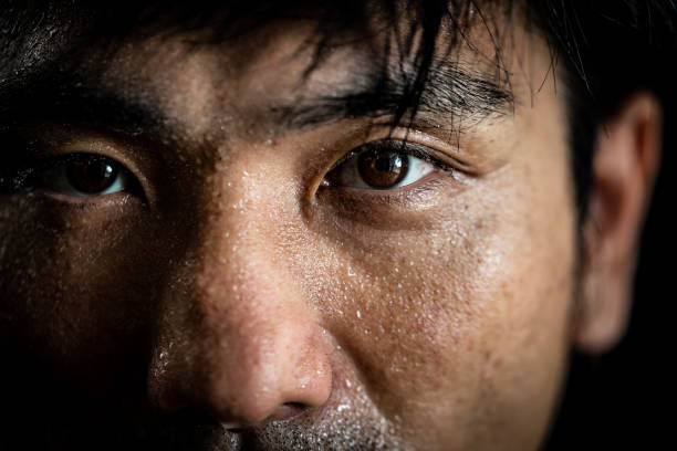 retrato de um homem que faz o treinamento dos esportes - focus on face - fotografias e filmes do acervo