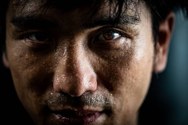 스포�츠 훈련을 하는 남자의 초상화 - men sweat combative sport boxing 뉴스 사진 이미지