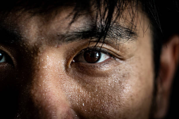 스포츠 훈련을 하는 남자의 초상화 - men sweat combative sport boxing 뉴스 사진 이미지