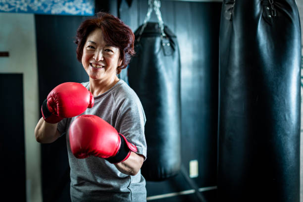 복 서 크기 훈련을 하 고 수석 여자의 초상화 - boxing women gym aspirations 뉴스 사진 이미지