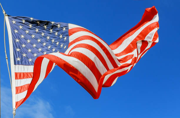 jumbo schöne amerikanische flagge auf einem fliegen gegen einen himmel - flag american culture flying sky stock-fotos und bilder