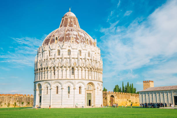 pisa baptisterium st. johannes und piazza del duomo in italien - pisa tuscany italy baptistery stock-fotos und bilder