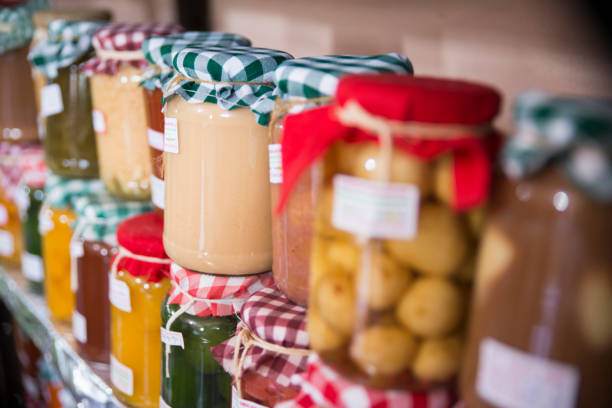 deliciosos frascos caseros de compota dulce del estado de minas gerais - eco tourism fotografías e imágenes de stock