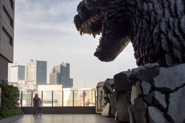 les touristes posent à côté de godzilla sur la terrasse de l’hôtel gracery à tokyo, japon - anger child furious asian ethnicity photos et images de collection