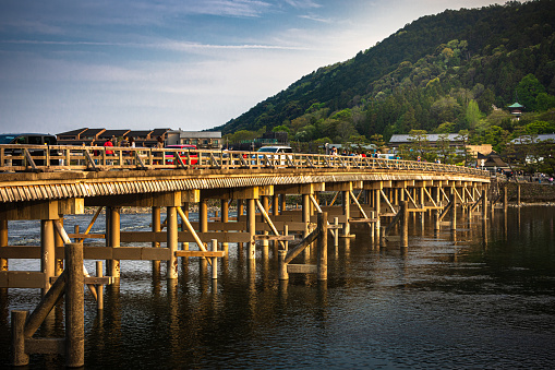 Togetsukyo bridge is a 155-meter bridge built across the Katsura River, which flows leisurely through Saga Arashiyama. Although the bridge appears to be made of wood, its columns and beams are reinforced concrete, and only the parapets are made from cypress.