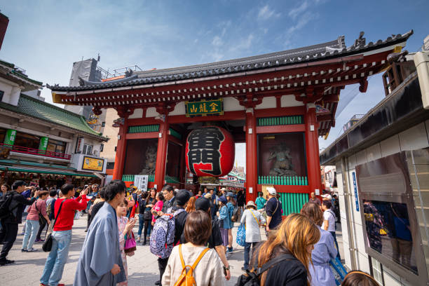 les touristes visitent la porte kaminarimon, près du temple senso-ji à asakusa, tokyo, japon - kaminarimon gate photos et images de collection