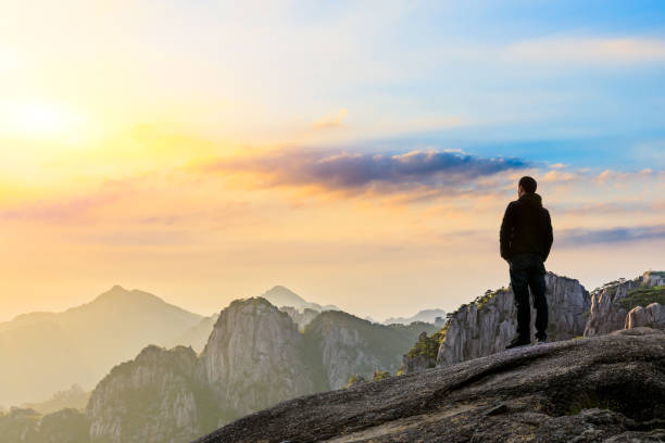 homem na parte superior da montanha, cena conceptual - sunrise asia china climbing - fotografias e filmes do acervo