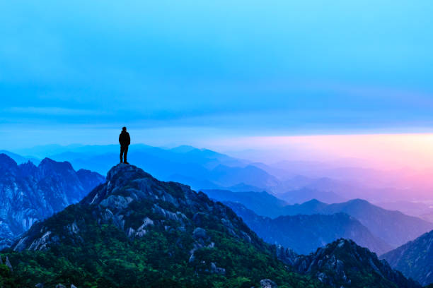 homem na parte superior da montanha, cena conceptual - sunrise asia china climbing - fotografias e filmes do acervo