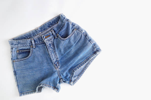 pantalones cortos de moda de jean para mujer sobre fondo blanco - jean shorts fotografías e imágenes de stock