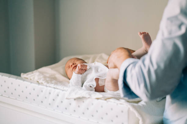 귀여운 신생아에 게 기저귀를 바꾸는 젊은 아버지가 자른 이미지. 아기가 평온 하 고 평화를 표현 합니다. 사회적, 젠더 평등. 가족, 새로운 삶, 어린 시절, 아버지 개념입니다. - changing diaper 뉴스 사진 이미지