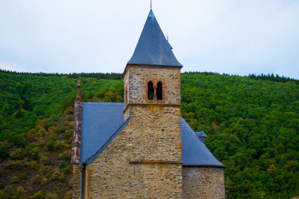 église du château d’esch-sur-sure (chateau d’esch-sur-sure) au luxembourg - esch sur sûre photos et images de collection