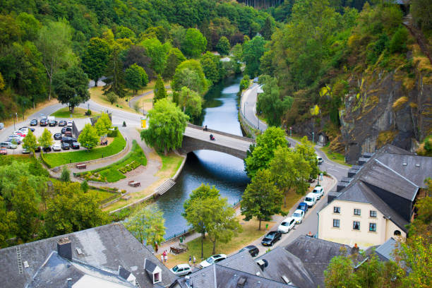 vue de la rivière esch-sur-sure et sure et pont du château, au luxembourg - esch sur sûre photos et images de collection
