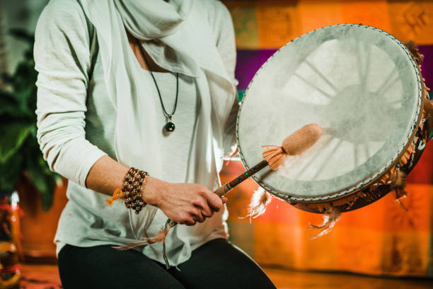 tamburo indiano in terapia del suono - frame drum foto e immagini stock