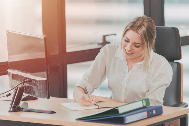 happy smile young busy businessgirl working busy im büro, rezeptionist und personal assistant taking note vintage-farbton - verwaltungsangestellter stock-fotos und bilder