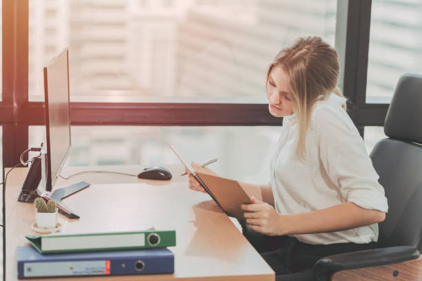 businessgirl ocupado novo que trabalha ocupado no escritório, no recepcionista e no assistente pessoal que tomam a nota tom da cor do vintage - personal data assistant - fotografias e filmes do acervo