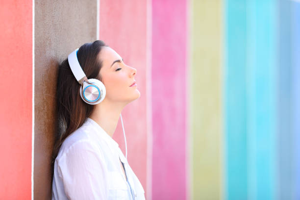 chica relajada escucha música en una calle colorida - grave nature usa city life fotografías e imágenes de stock