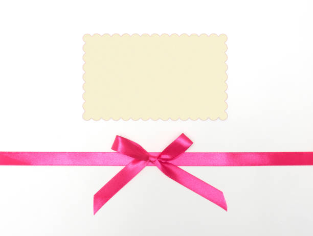 cartão com fita e curva cor-de-rosa, espaço do marfim para escrever o texto - red bauble audio - fotografias e filmes do acervo